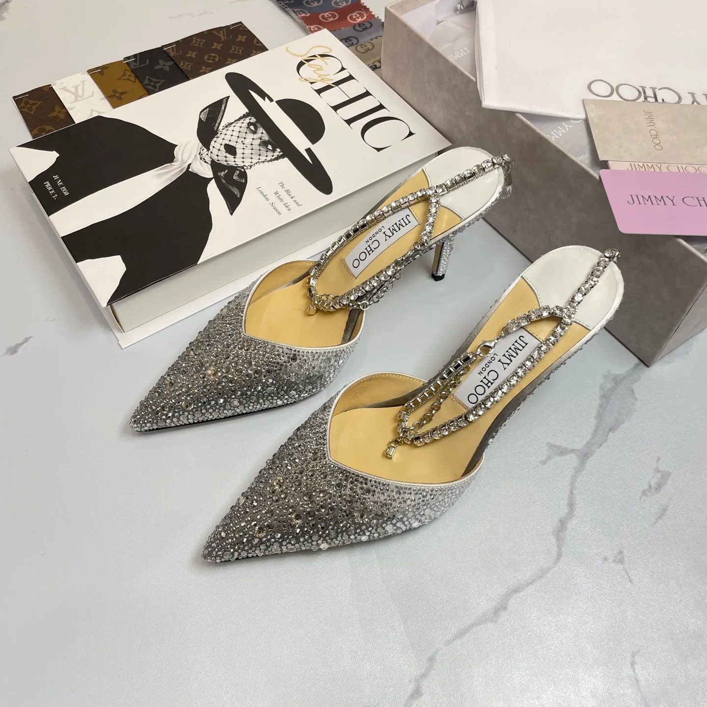 👟👟Ex-factory price 680👟👟 Jimmy Choo/Jimmy Choo classic diamond chain pointed toe crystal high-heeled sandals. Excellent crystal shoes, so beautiful that you can't take your eyes away. The shape of the shoes is very delicate, not too narrow and long. The internal space is sufficient, allowing the toes to relax enough. The rhinestones outline a charming arc on the instep, which is simply beautiful. It has a 360-degree surrounding fairy atmosphere, gorgeous but not exaggerated! ! The fabric is made of imported silk, with imported sheepskin lining. Customized A-grade Italian genuine leather sole. Heel height: 6.5 or 8.5. Size: 35-40 (41, 42, 43 customized, non-refundable)